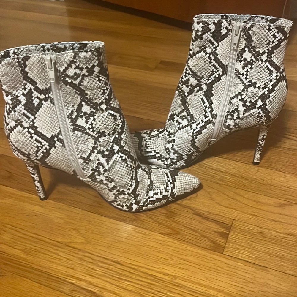 ❤️BRAND NEW WORN 1 HOUR❤️ 4 inch heel ankle  boots .
